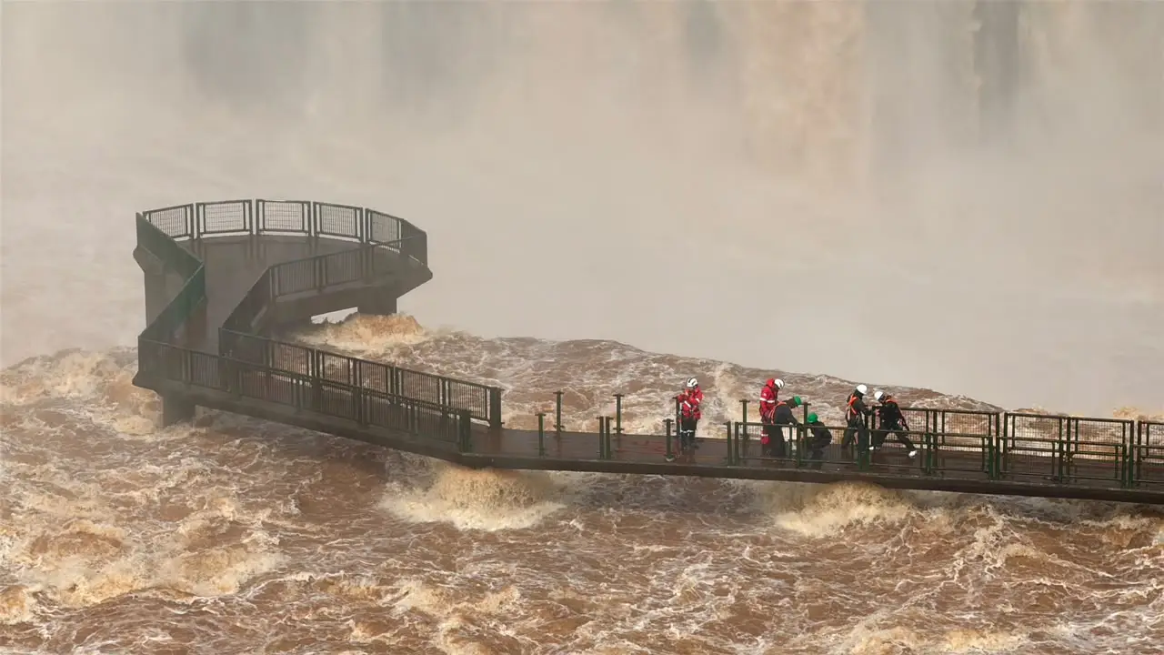 Cheias do Rio Iguaçu: grades da passarela das Cataratas são retiradas mas Parque segue aberto