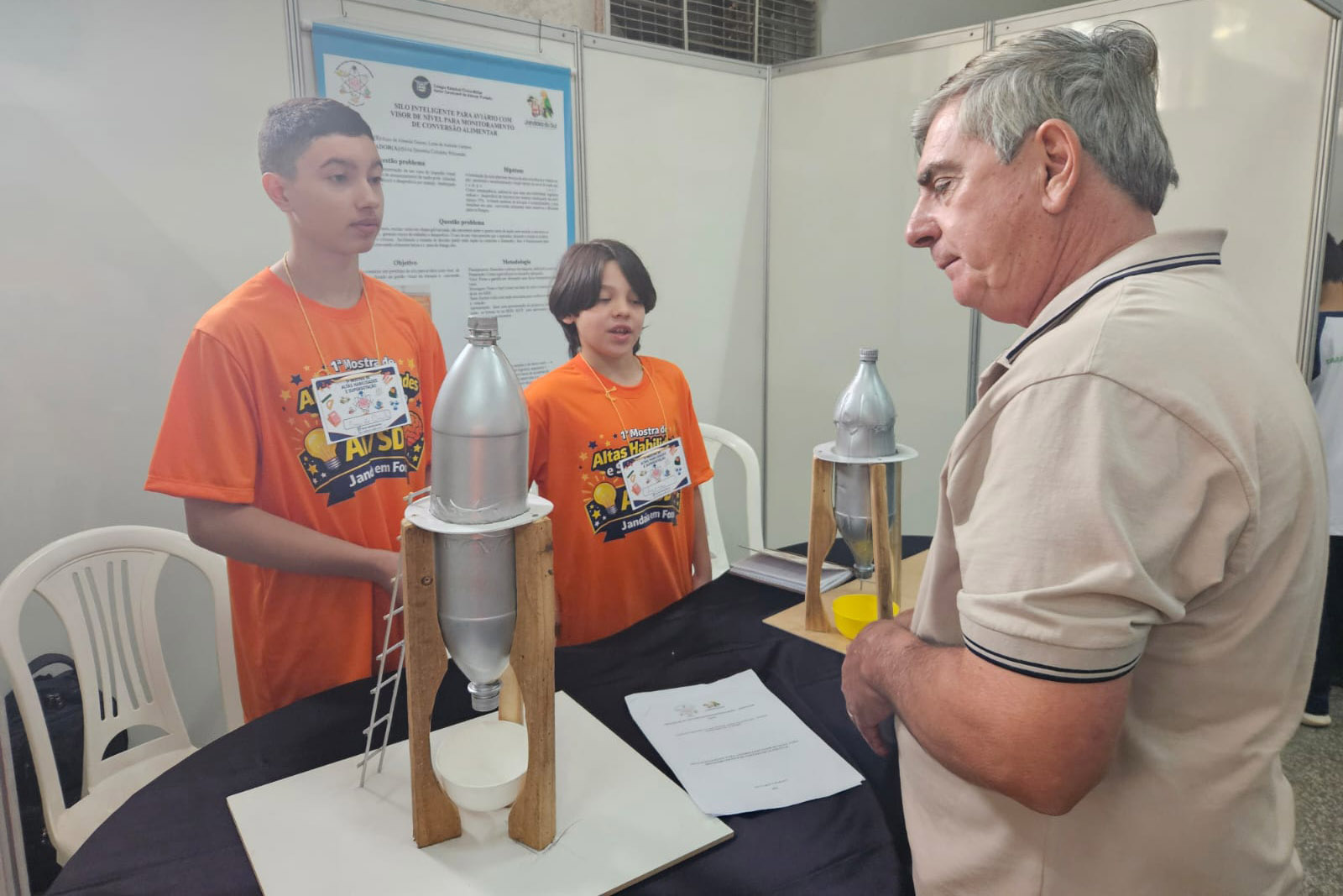 Alunos de Apucarana criam protótipo de silo para melhorar segurança em aviários