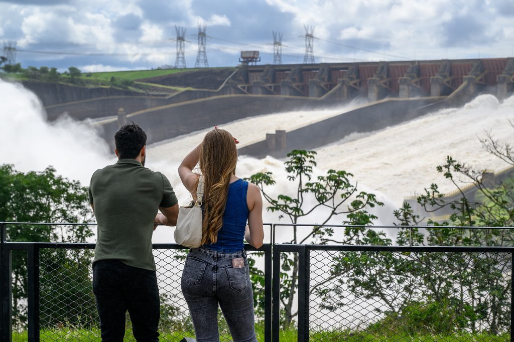 Nível do Rio Paraná começa a baixar, mas Itaipu mantém monitoramento e assistência às famílias